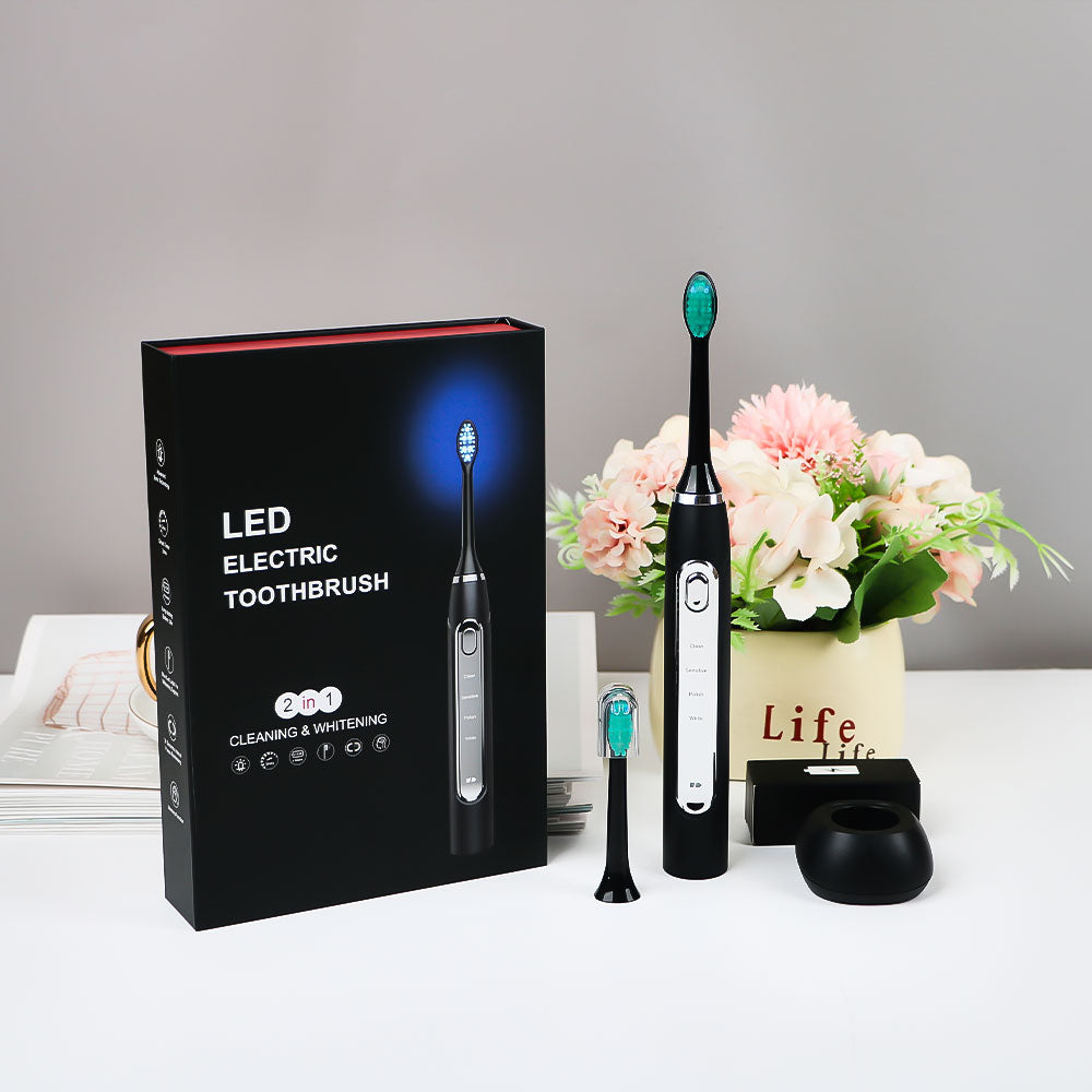 מברשת השיניים היחידה שמצחצחת ומלבינה בו-זמנית (דור 2)