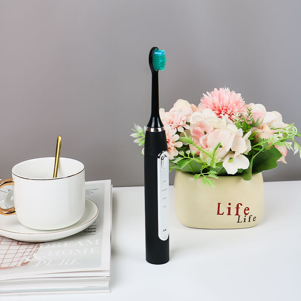 מברשת השיניים היחידה שמצחצחת ומלבינה בו-זמנית (דור 2)