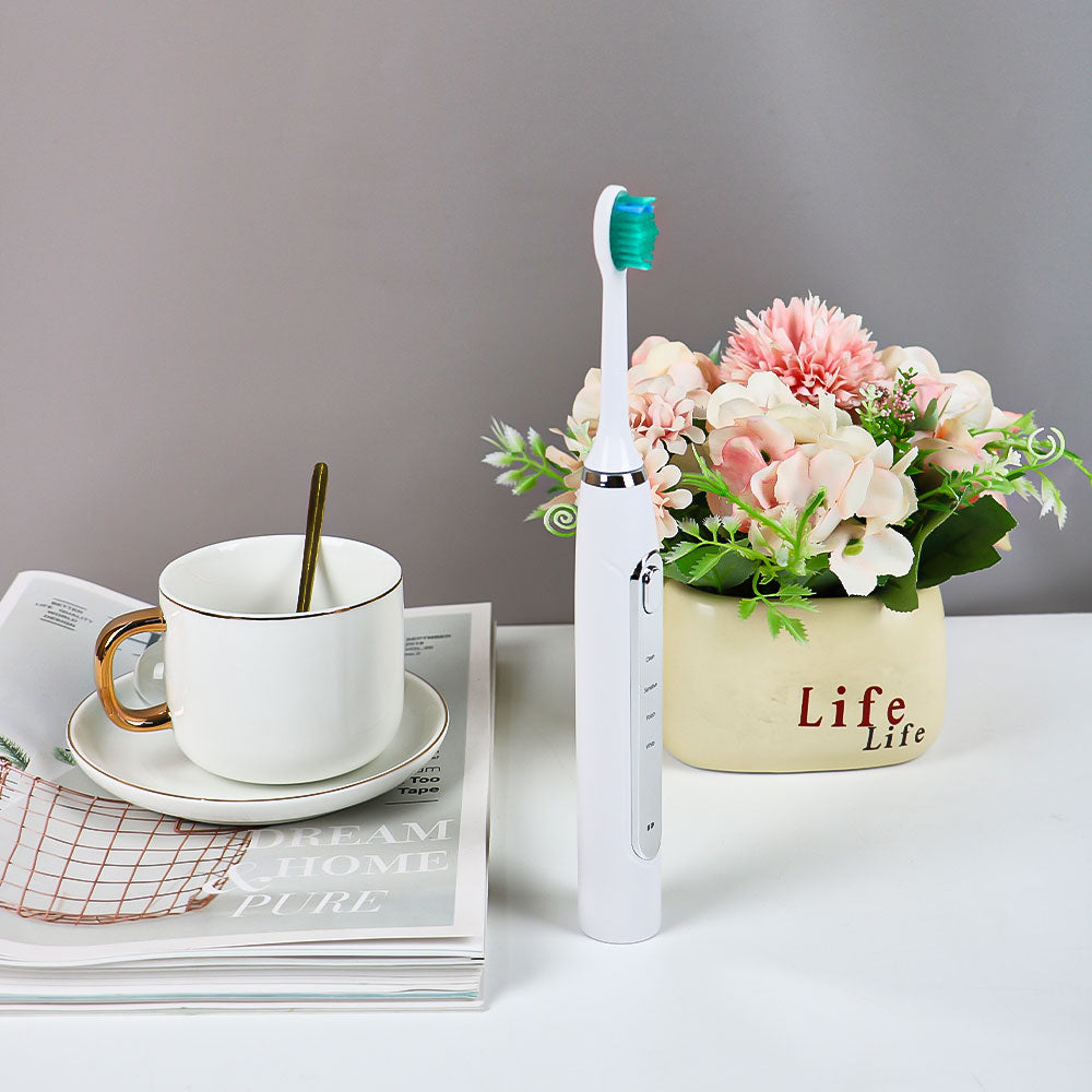 מברשת השיניים היחידה שמצחצחת ומלבינה בו-זמנית (דור 2)