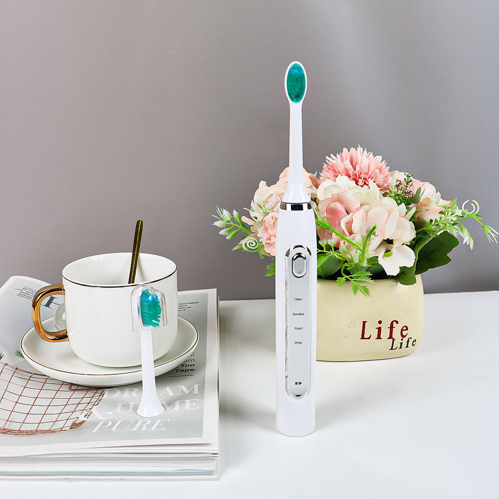 מברשת השיניים היחידה שמצחצחת ומלבינה בו-זמנית (דור 2)