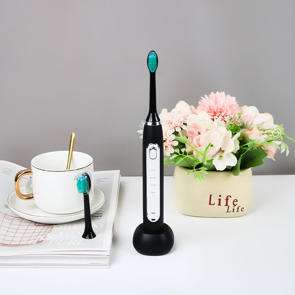 מברשת השיניים היחידה שמצחצחת ומלבינה בו-זמנית (דור 2)